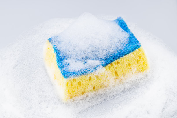 用肥皂泡沫隔离清洁海绵。清洁服务理念图片下载