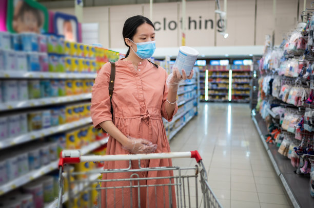 孕妇在大型超市购买婴儿用品素材图片