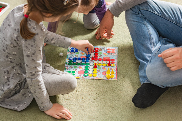 家庭在家里玩棋盘游戏的特写图片下载