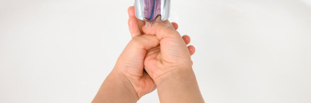 用肥皂洗手在一个白色的水池背景，孩子的手，俯视图。横幅图片下载