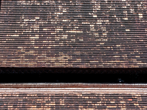 古老的屋顶瓦片排列在屋顶上图片下载