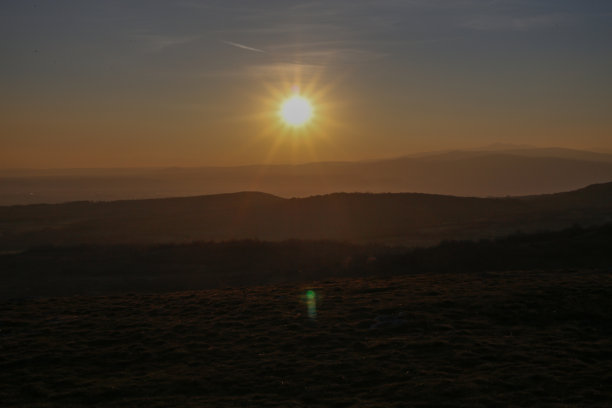 塞尔维亚山脉上的日落。库存图片图片下载