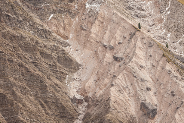 最近意大利一处白云岩墙发生的滑坡图片下载