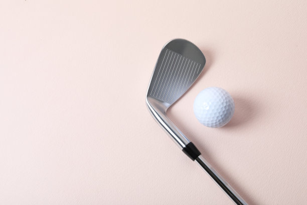 粉色背景上的高尔夫球和球杆图片下载