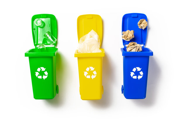 塑料垃圾。黄色、绿色、蓝色垃圾桶用于回收塑料、纸张和玻璃垃圾，可在白色背景上隔离。垃圾箱容器，用于处理垃圾，节约环境。图片下载