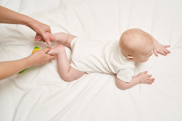 可爱的男孩躺在床上。童年的概念。光背景。认真的孩子图片下载