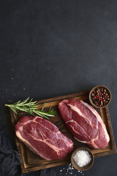 加香料的生有机大理石牛排图片下载