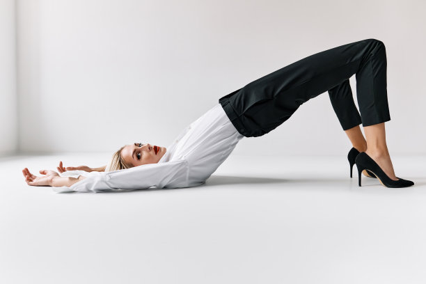 漂亮的金发女人在地板上摆姿势图片下载