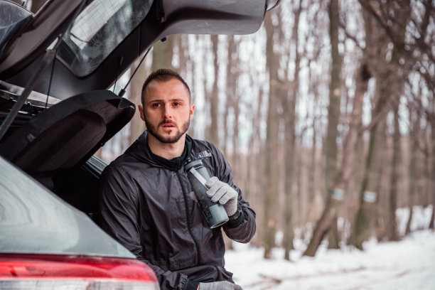 徒步旅行者在车上休息，喝着水图片下载
