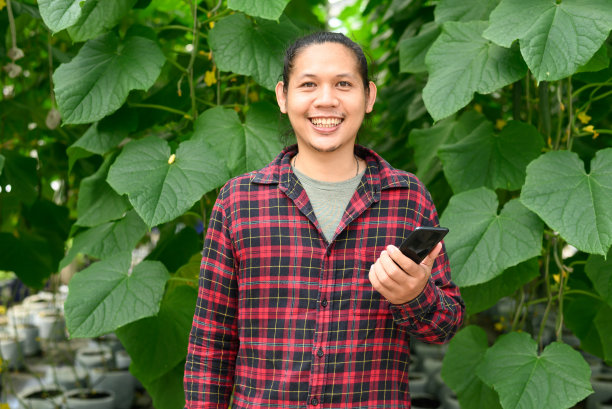 亚洲青年农民黄瓜花园图片下载