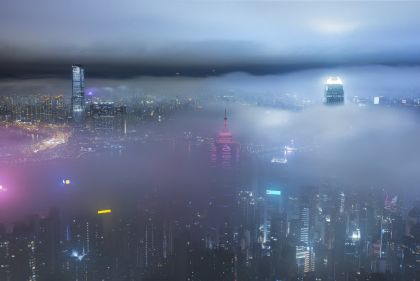 多雾的城市图片下载