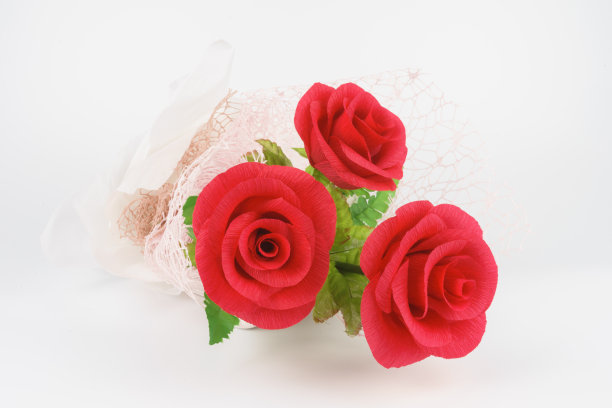 白色的地板上放着一束纸玫瑰图片下载