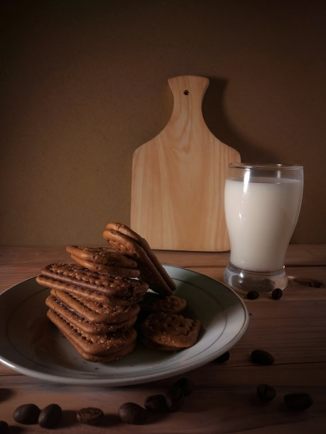 咖啡三明治蛋糕和一杯牛奶放在木基座上图片下载