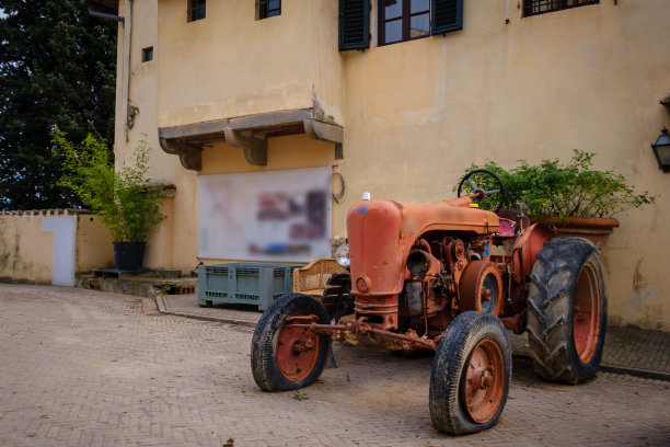 托斯卡纳村广场上的拖拉机图片下载