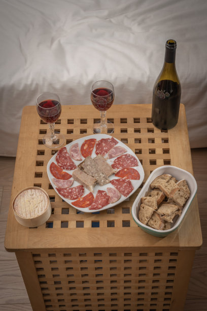 法国巴黎:餐桌图片下载