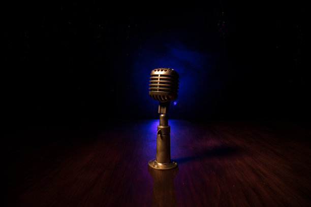 音响室或舞台上的声音、音乐、卡拉ok麦克风。麦克风技术。声音，音乐会娱乐背景。语音广播设备。现场流行，摇滚音乐表演图片下载