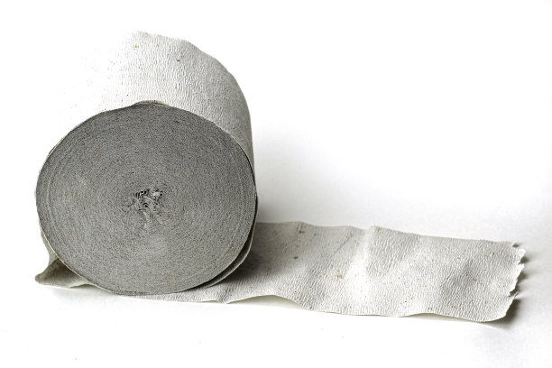 白色背景上有一大卷卫生纸图片下载