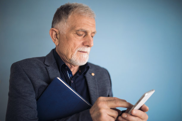 一位年长的董事总经理用日记和手机拍摄的照片图片下载