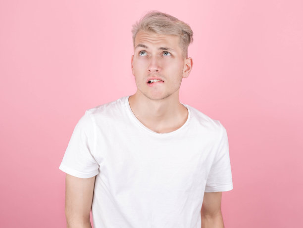 一个有魅力的快乐年轻人的肖像，梦想着什么图片下载