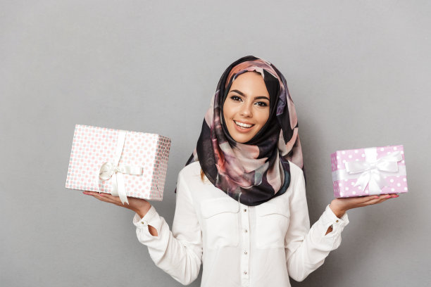 笑容满面的快乐年轻阿拉伯女性肖像图片下载