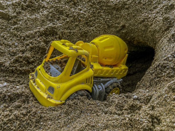 沙子里的玩具卡车图片下载