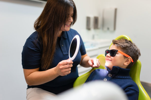 牙医向男孩展示镜子图片下载