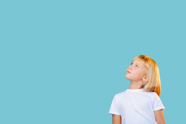 好奇的孩子宣传背景沉思的女孩图片下载