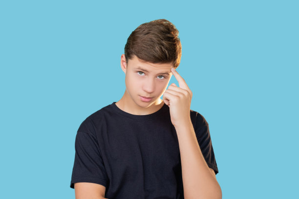 聪明的少年有创意的想法想记忆的家伙图片下载