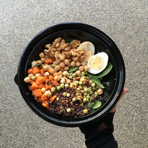 蛋白质佛碗与山药，藜麦，鹰嘴豆，菠菜，核桃，鸡蛋和发芽豆。以上的观点。库存图片图片下载