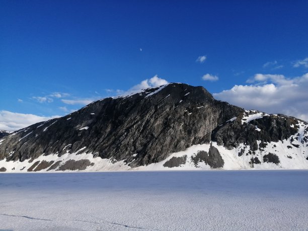 孤独的黑色的山图片下载
