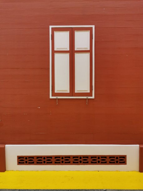 通风墙、窗户、木漆、白色背景、黄色外部建筑师图片下载