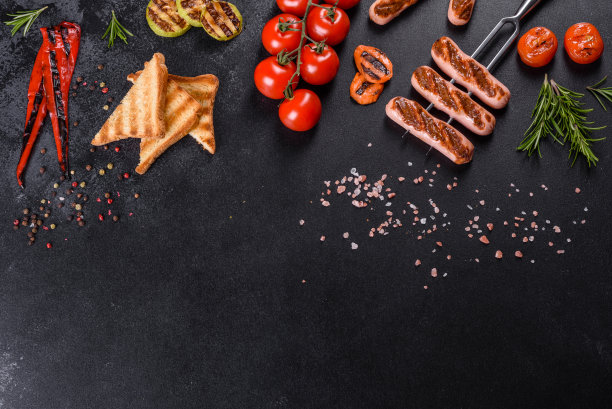 美味，新鲜的香肠烤蔬菜香料和香草图片下载