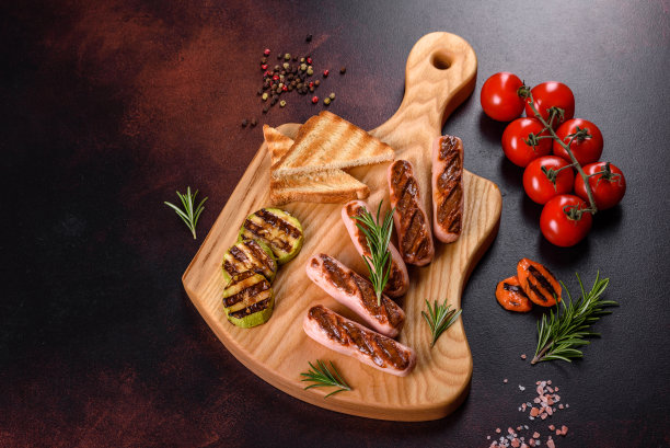 美味，新鲜的香肠烤蔬菜香料和香草图片下载