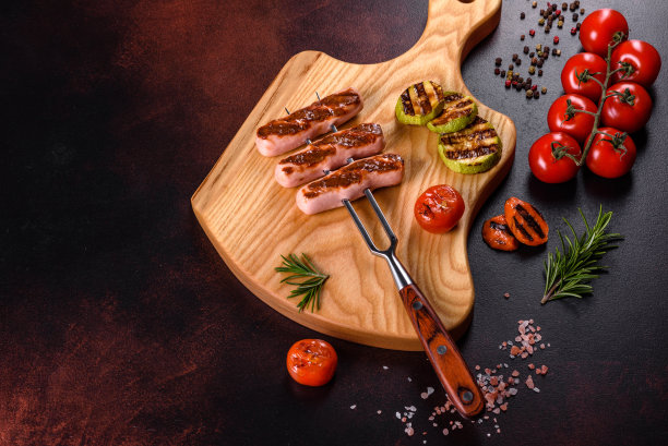美味，新鲜的香肠烤蔬菜香料和香草图片下载