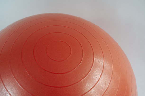 红色的充气健身球图片下载