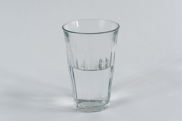 半满的杯子图片下载