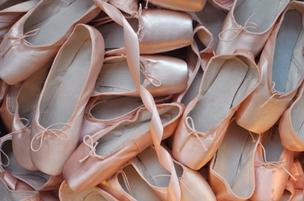 一堆粉色的芭蕾舞鞋。图片下载