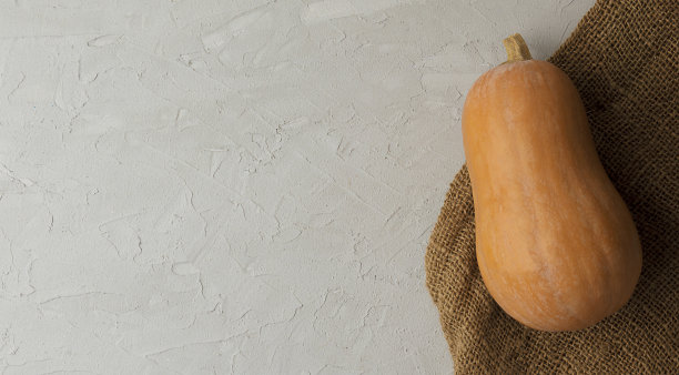 秋天。木制背景上的南瓜。平铺，俯视图与复制空间。秋天，秋天，感恩的概念图片下载