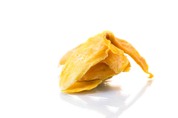 白底上是几片香甜成熟的芒果干图片下载