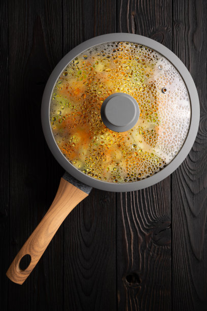 新鲜的炖蔬菜在平底锅上，在木的背景，平铺图片下载