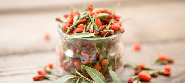 成熟的枸杞浆果在木制的背景图片下载