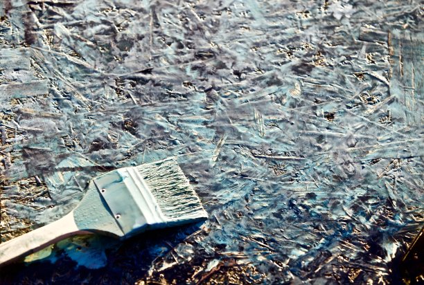 油漆刷和油画上的木板特写。图片下载