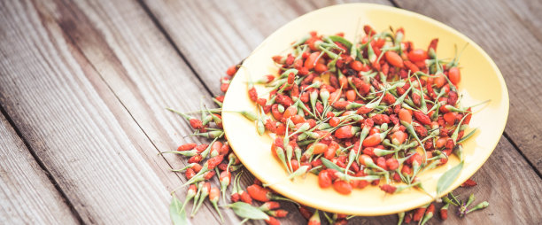 成熟的枸杞浆果在木制的背景图片下载