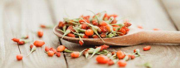 成熟的枸杞浆果在木制的背景图片下载