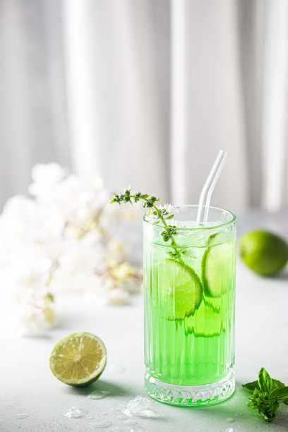 柠檬汁，罗勒和冰图片下载