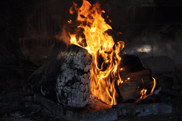 燃烧的壁炉与火焰在黑色的背景。燃烧着的火焰。图片下载