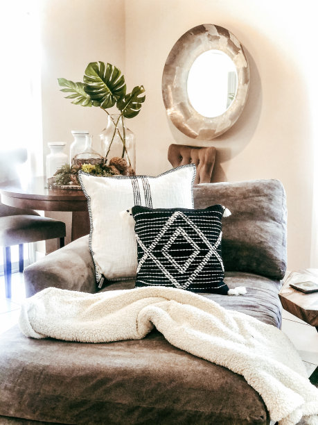 舒适的沙发，有枕头和毯子图片下载