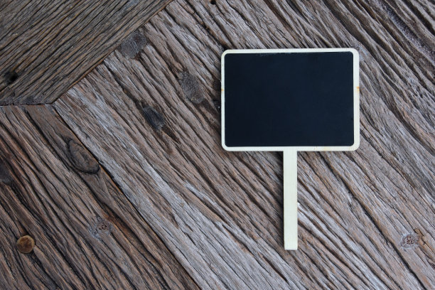迷你木方黑板招牌在木纹表的背景上图片下载