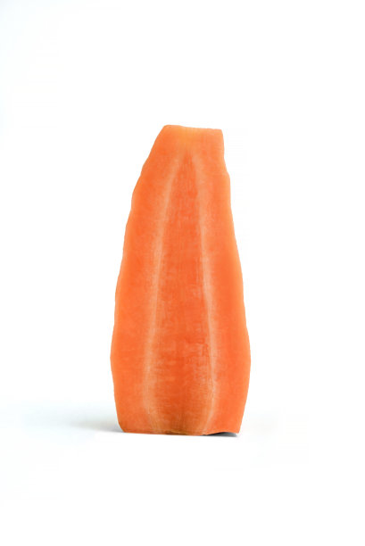 在白色背景上孤立的胡萝卜片。图片下载