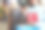 一个美丽的年轻亚洲女人拿着礼盒使用手机图片下载